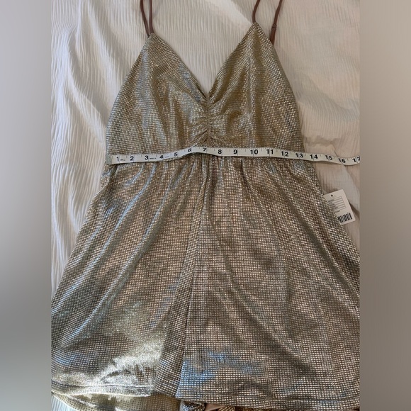 Urban Outfitters Gold Shimmer Silver Romper Tank sleeve M NWT - Picture 7 of 8